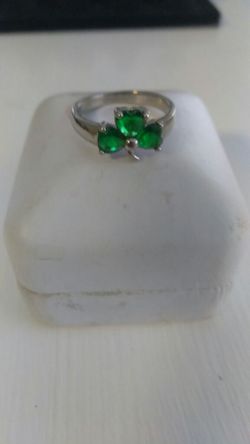Fun clover ring