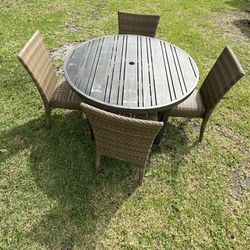 Set of 5 pieces Used - Woodard Patio Dining Chair In great condition - Set of 5 piece for $380