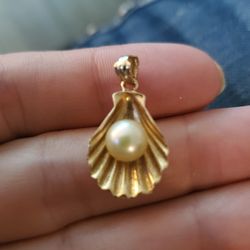 10k Gold  Pendant With Real Pearl. Shell.