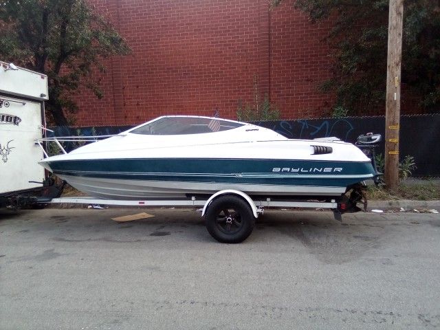1991 Bayliner Capri L- Drive Cuddy Cabin