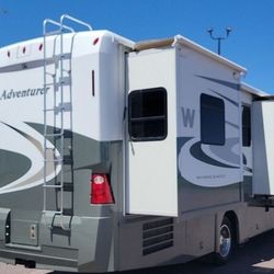 2006 Winnebago Adventurer 35A