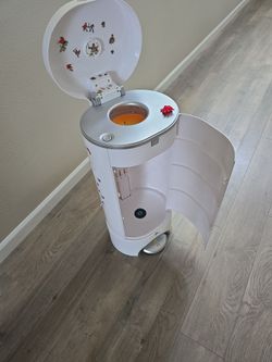Munchkin baby diaper pail