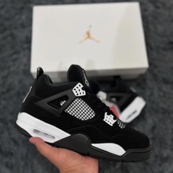 Jordan 4’s White Thunder 