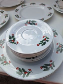 8Christmas Dinner Plates, 8 Saucers, 4 Tea Cups. Made In China