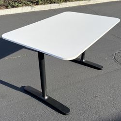 Ikea Bekant Office Desk w Adjustable Height 