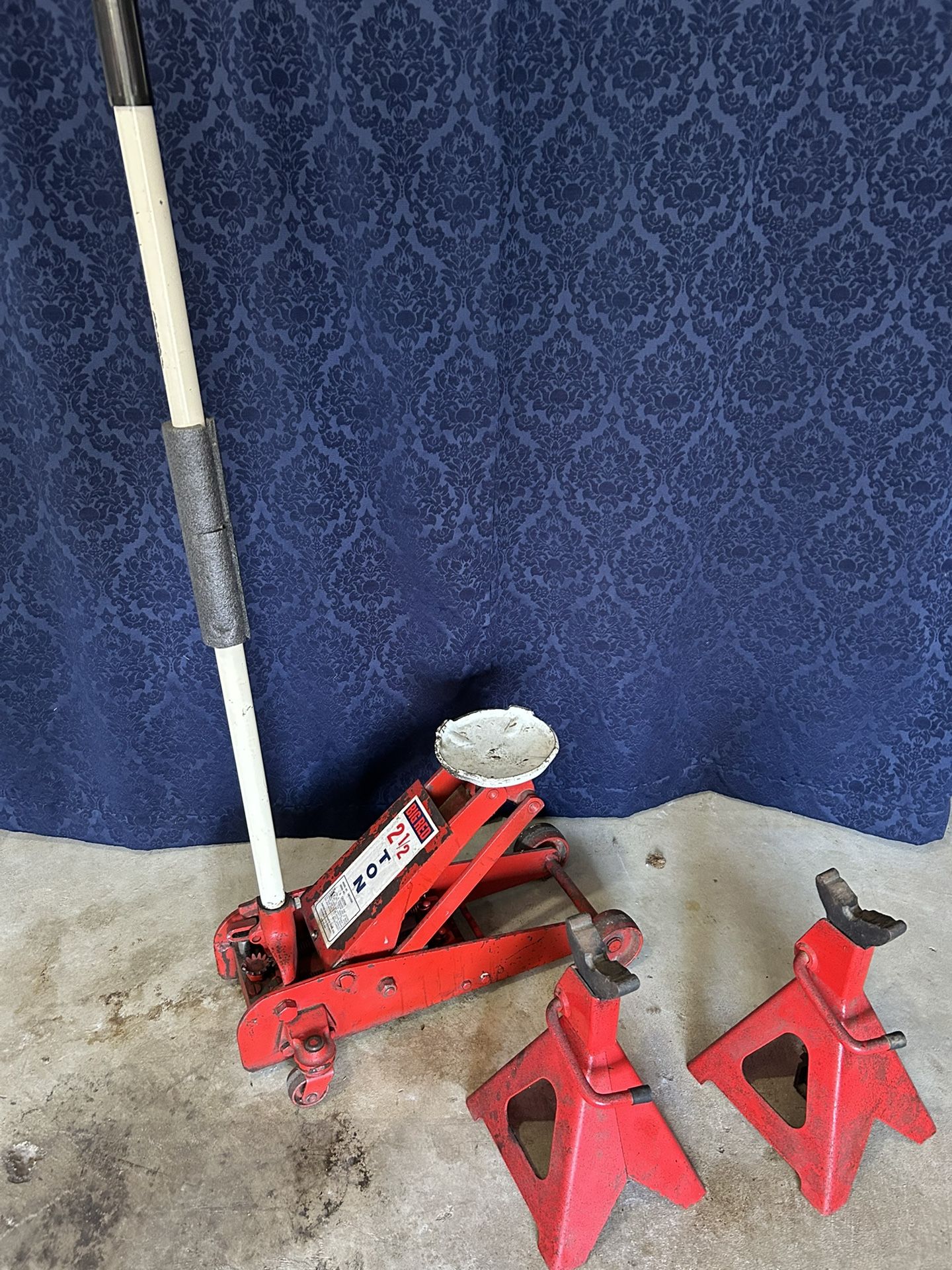 Floor Jack and 2 Stands