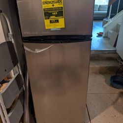 Thompson 7.5Cu  Top Mount Fridge 