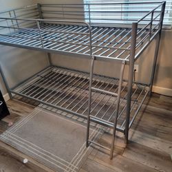 Twin bunk bed