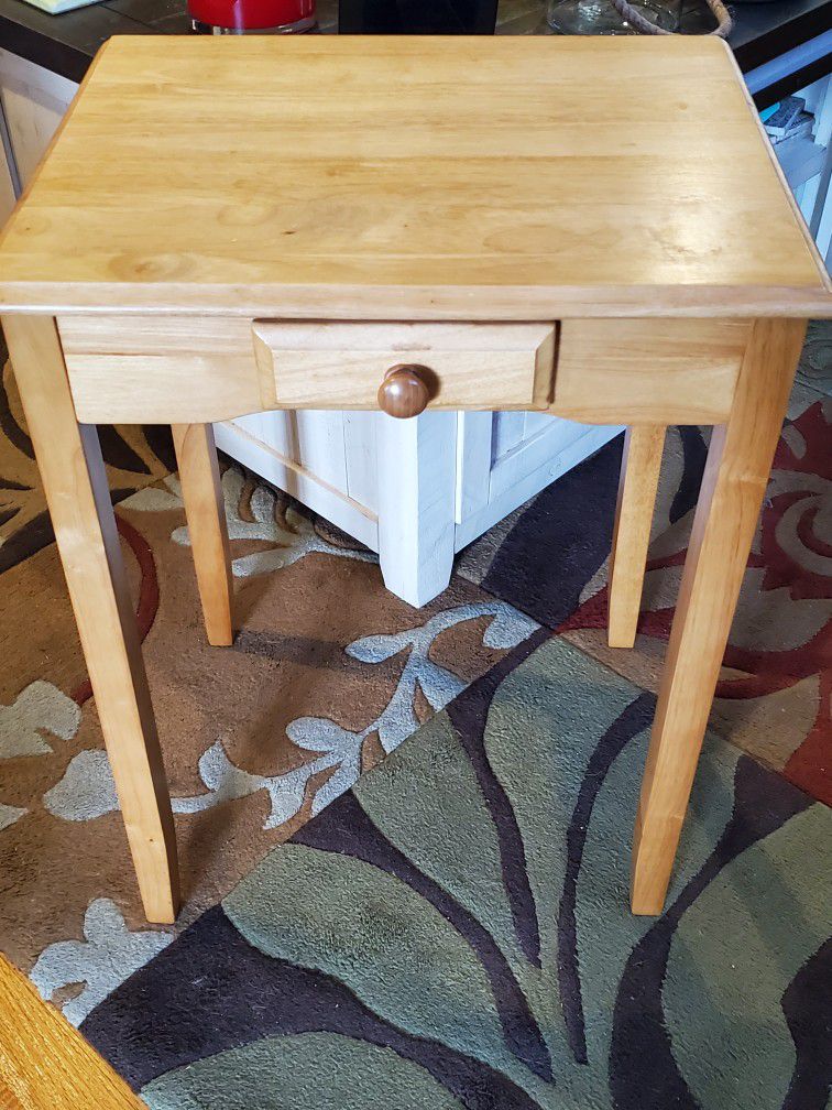 Small Wooden TABLE Like NEW 