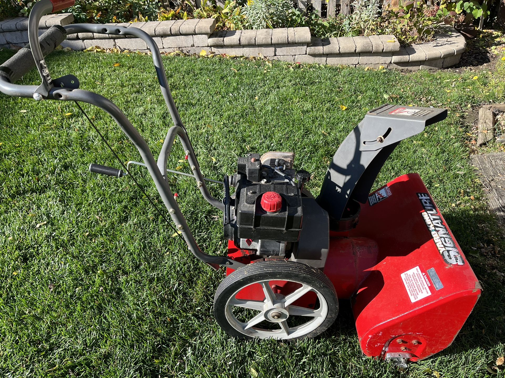 Signature 22 Inch Yard King Snowblower for Sale in Naperville, IL OfferUp