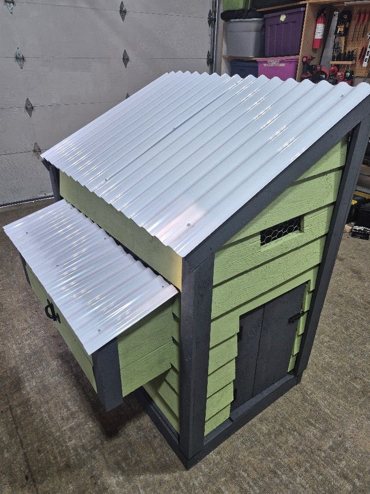 Brand new chicken coop for 7 chickens