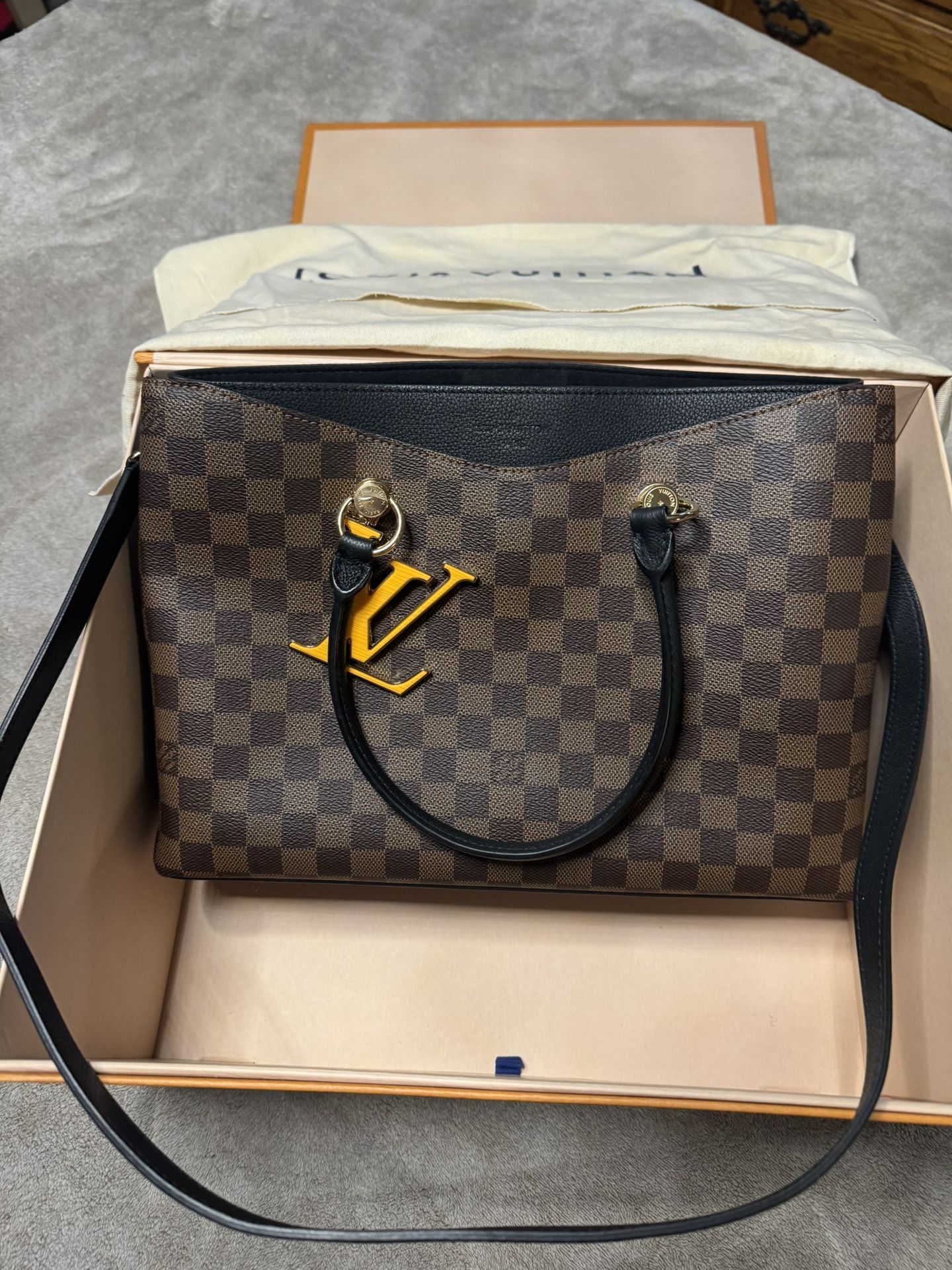 Louis Vuitton Purse And Wallet Set!