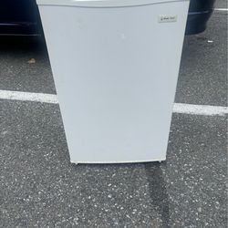 Magic Chef MCBR350W2 Refrigerador de 3.5 Pies³ Blanco