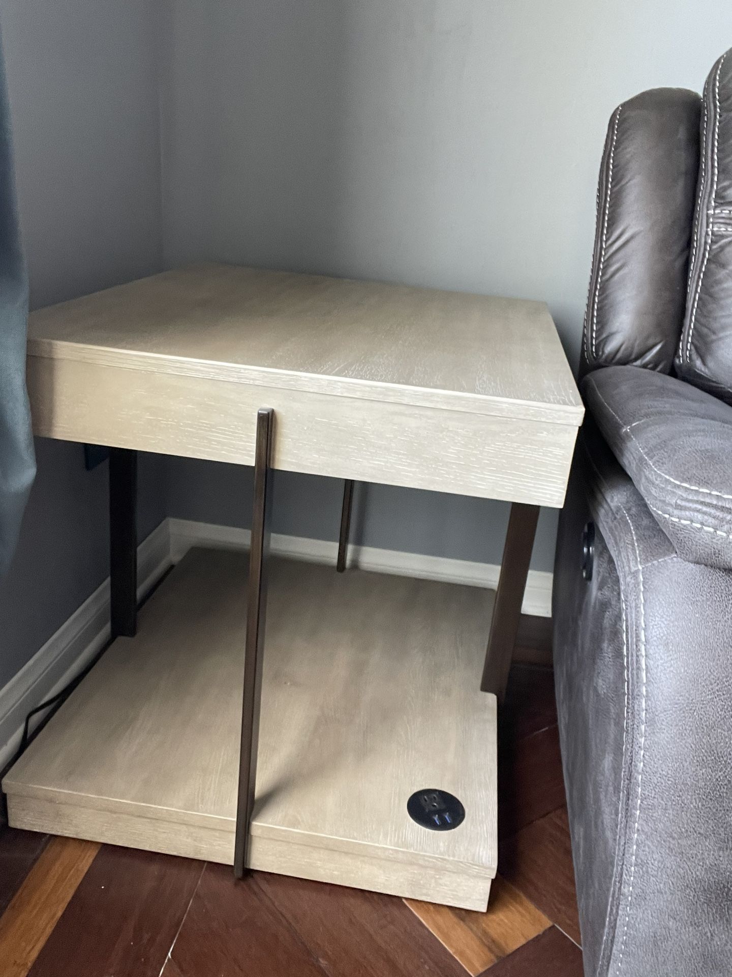 Side Tables / End Tables / Nightstands 