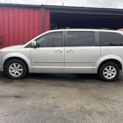 2010 Chrysler Town & Country 