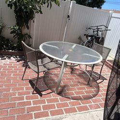Patio Table W 2 Chairs