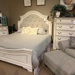 Realyn Chipped White King, Queen, Twin, Full Bedroom Set 
