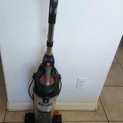 Eureka VACUUM. The vacuum cleaner turns on and sucks well, the off button is damaged, the person must buy the switch.