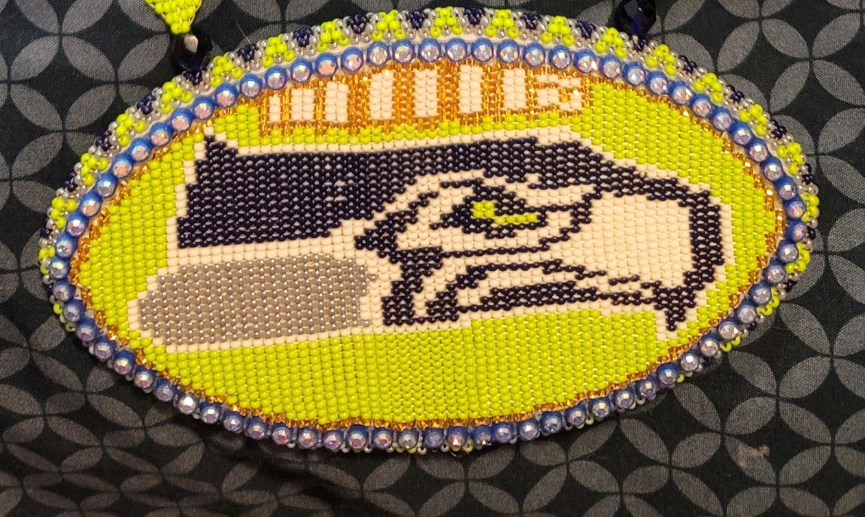 A wall Or necklace Feeded seahawks