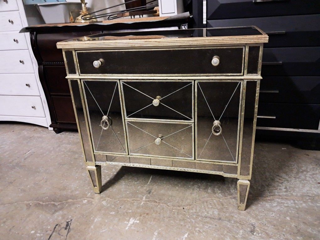 Bassett Borghese Mirrored Accent Table / Cabinet