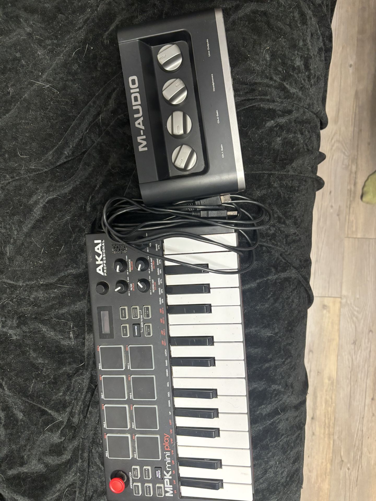 Mpk Mini Play Mk2 & M-Audio Mobilepre Interface (one cable)