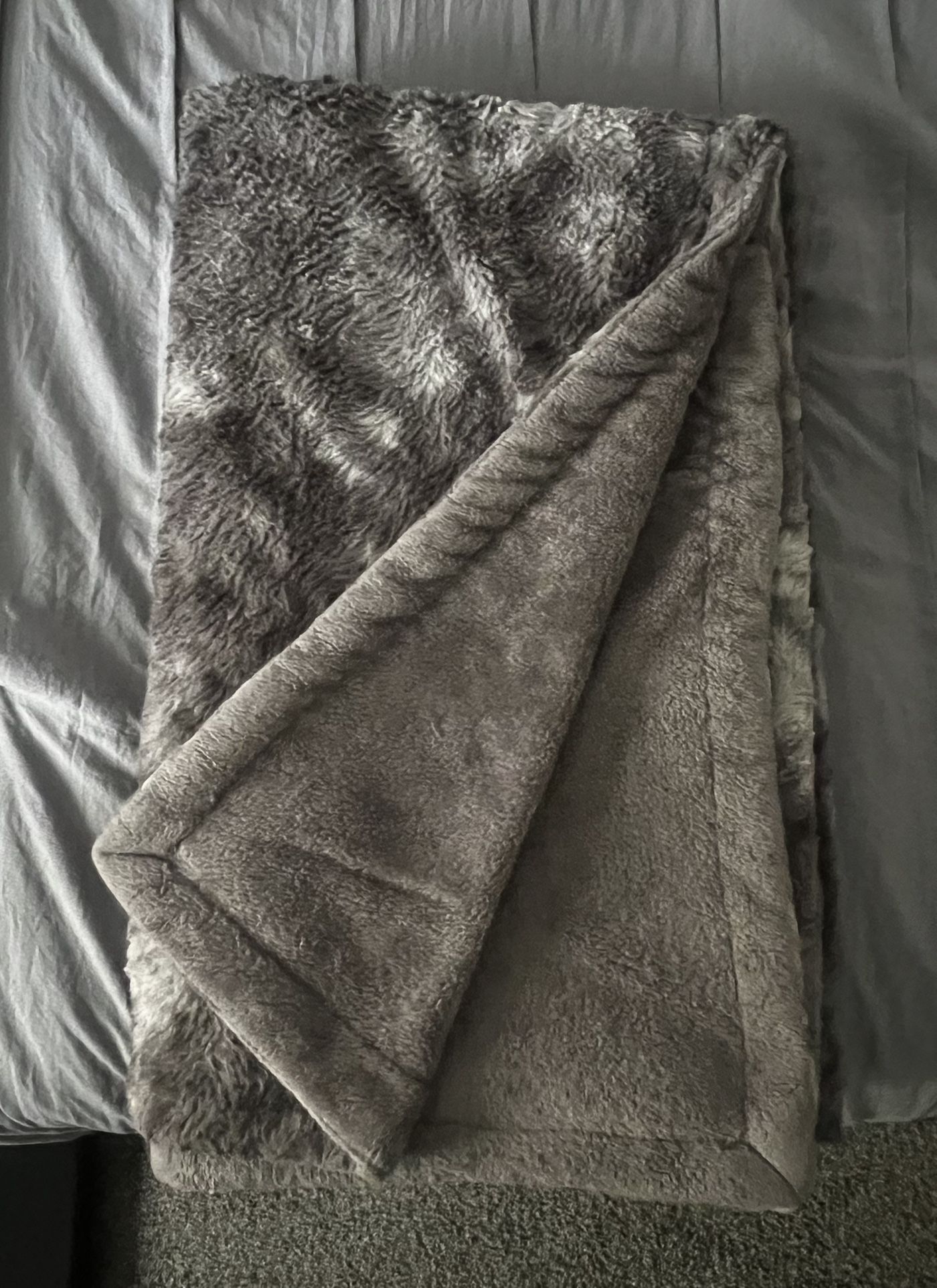 Blanket throw grey 50” X 60” for Sale in Sturtevant, WI OfferUp