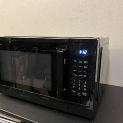 Insignia 1.1 Cu. Ft. Countertop Microwave