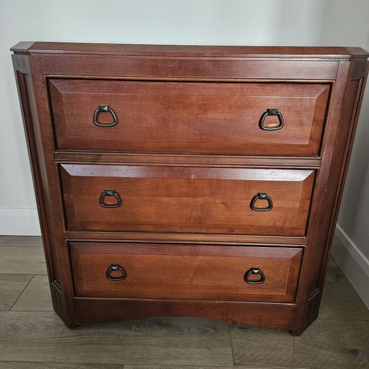 Thomasville Craftsman Style 3 drawer dresser 