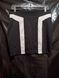 Women's Forever 21 Black and White Color Block Mini Skirt. Size Large.