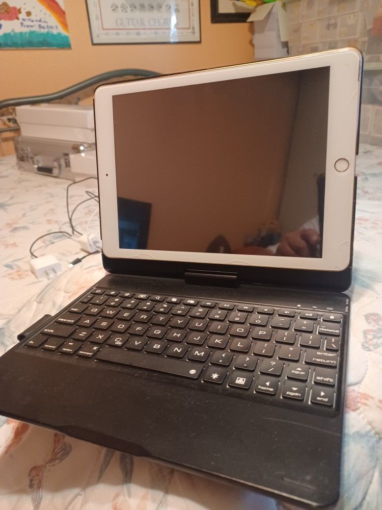 IPad, Keyboard Case, Passcode Locked, For Parts Or Repairs