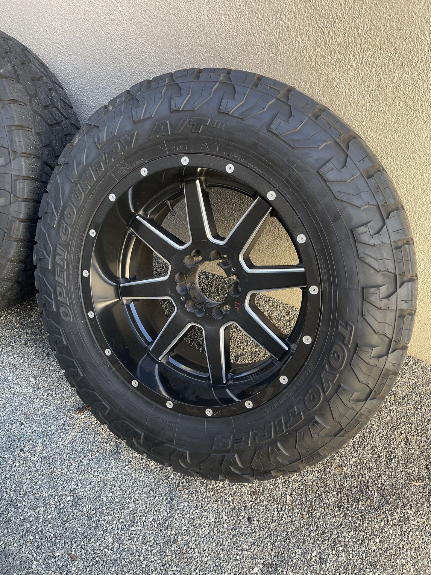 20x10 Fuel Wheels On 35x12.50r20 Toyos