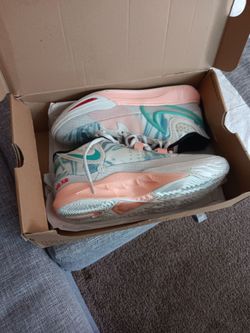 Nike Kyrie 8 CNY Size 11.5 Women's (Never used)