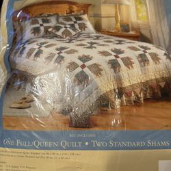Full/Queen Floral Quilt Set – New in Package – Includes 2 Pillow Shams