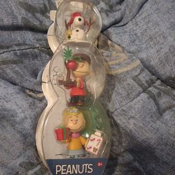 Peanuts gang holiday figure set