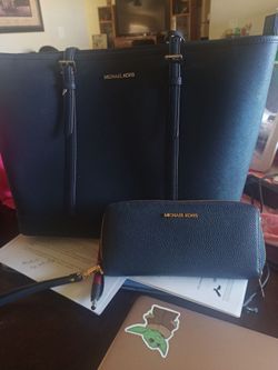 Michael kors purse and wallet set