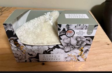 Womens slippers size 9/10 brand new
