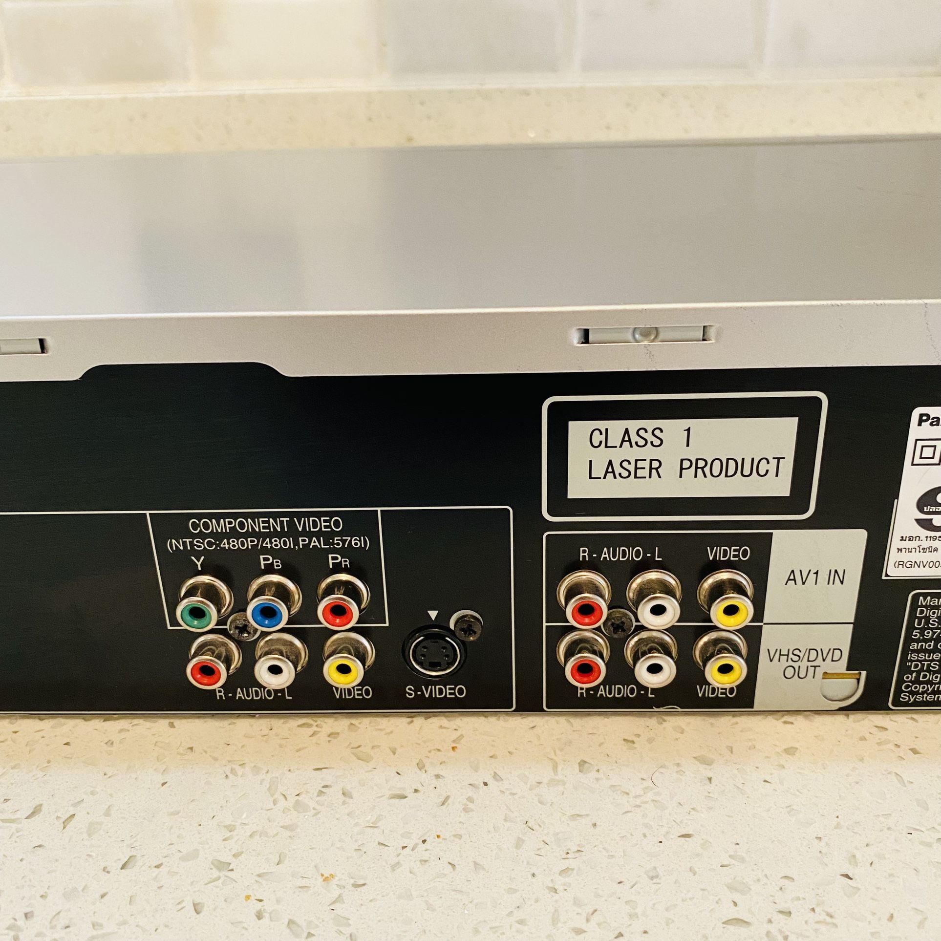 Panasonic NV-VP32 Combo DVD Player/Hi-Fi Super Drive Super LP VHS