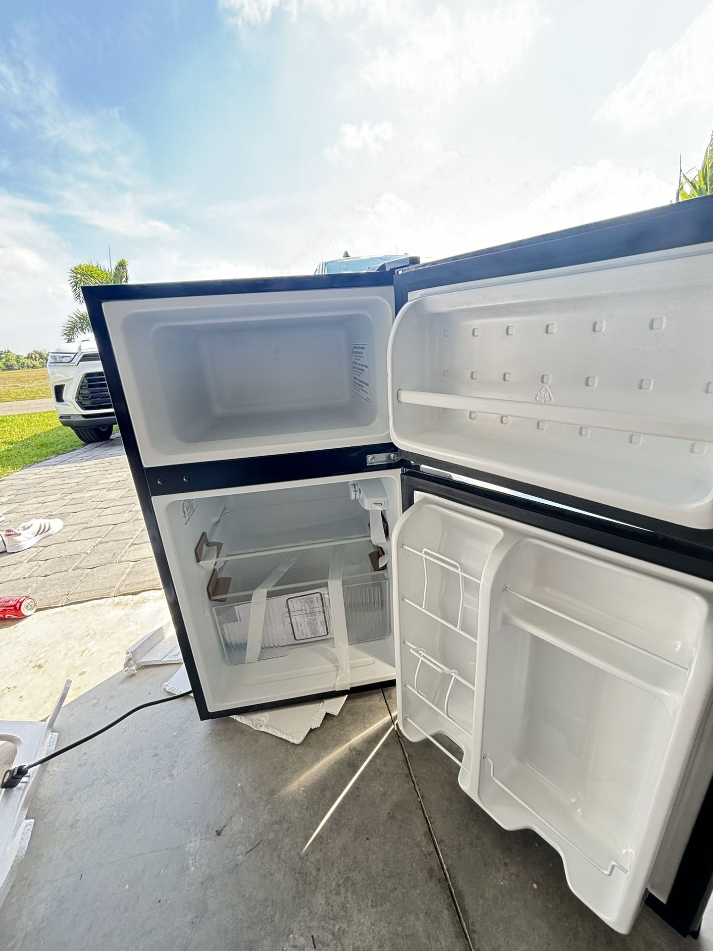 GE 3.1 Cubic Ft  Fridge With Freezer For Sale 