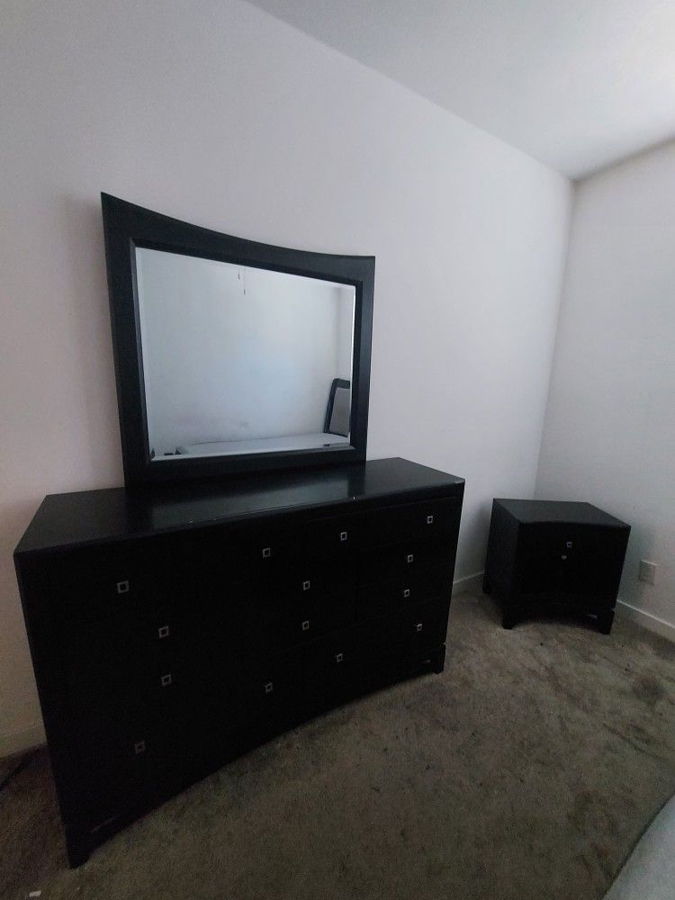 queen bed set, dresser with mirror, and two night stands