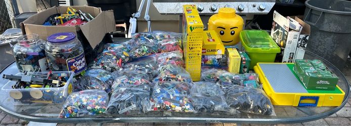Massive lot of LEGO/LEGO Compatible/Misc Toys (roughly 80 Ibs)