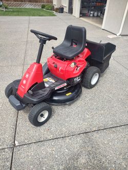 Riding lawnmower with bagging system