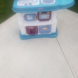 Kids kitchen playhouse and basketball hoop