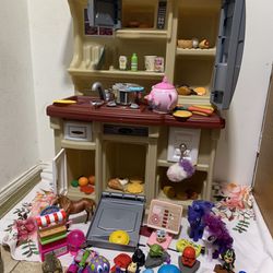 Play Kitchen With Lots Of Toys