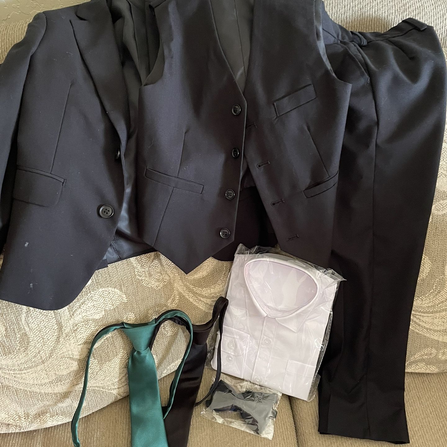 Size 6 Boys Black 4pc Suit