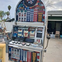 Full size slot machine with key