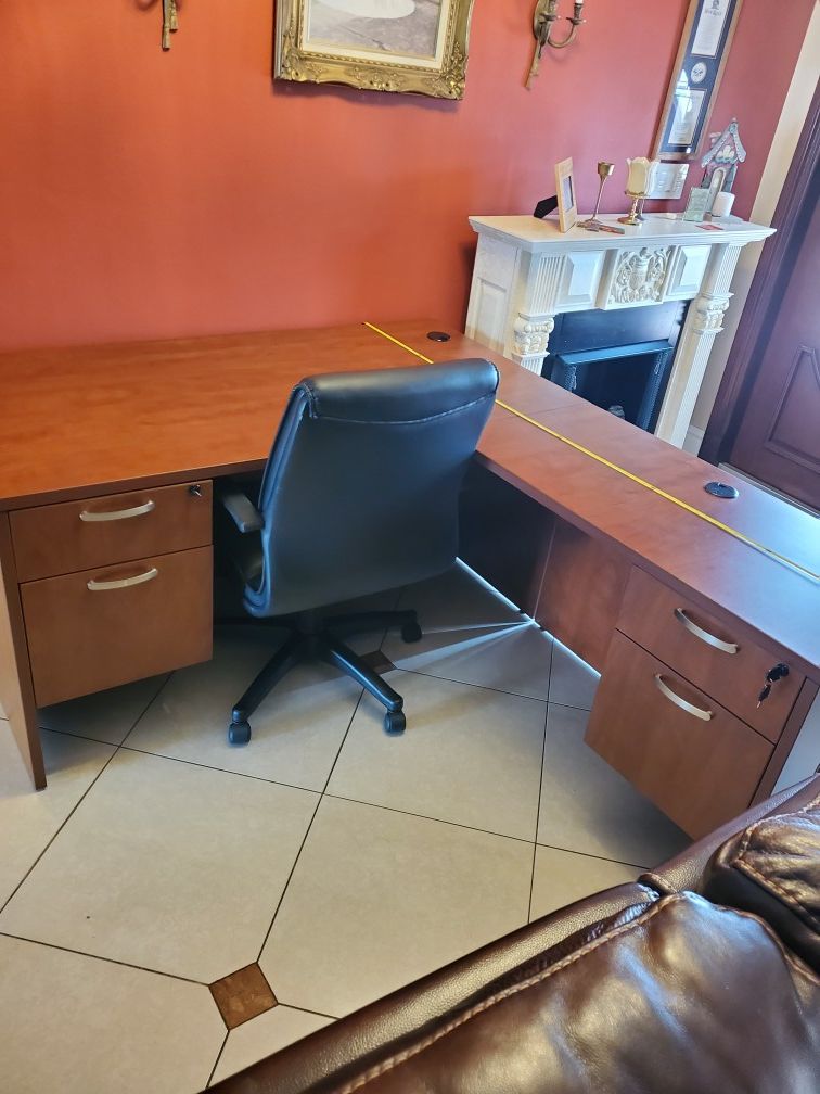 Premium L shaped Desk Barely used. Excellent condition