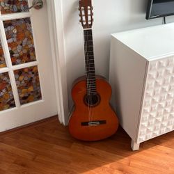 Guitar Yamaha CG111S with traveling case 