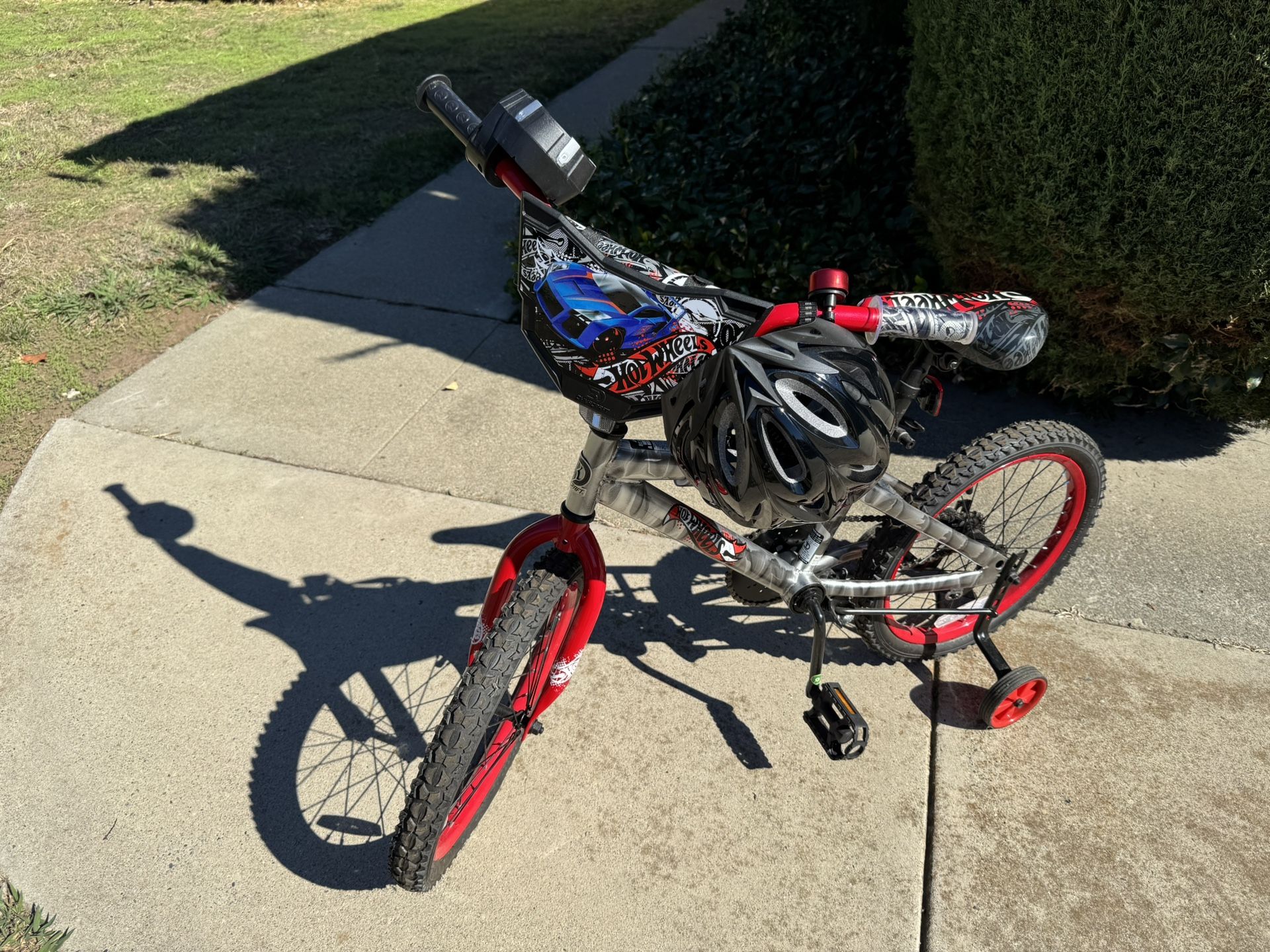 Dynacraft Hot Wheels 16-Inch Boys BMX Bike for Age 5-7yr & Helmet