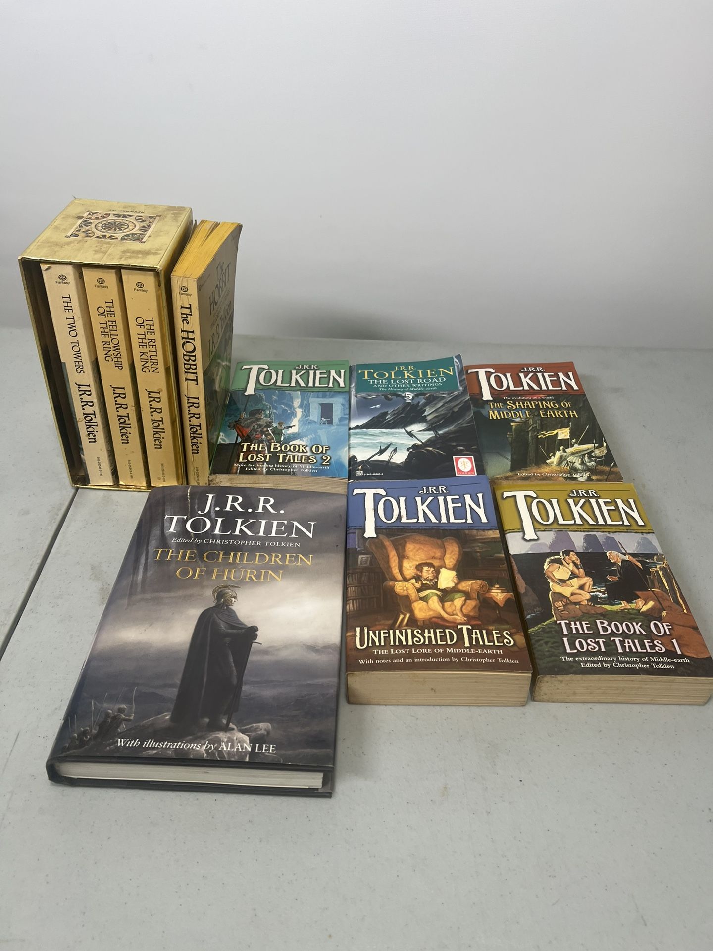 10 Book J. R. R. Tolkien Lot : The Lord Of The Ring + The Hobbit Assortment. In good condition. Please note that box set only 3 will fit. I think the