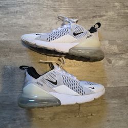 Women's Nike Air Max 270 (Size 8)